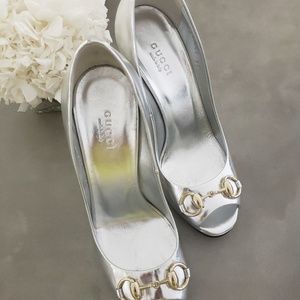 **GUCCI** SILVER PEEP TOE HORSEBIT PUMPS / 37 **